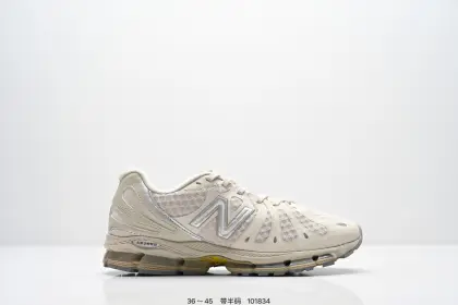 新百伦New Balance最新系列18907运动鞋子,有赛博朋克那味儿了!今年的 New Balance 新鞋型来了!Action Bronson x New Balance 1890 “Cyborg Tears”,由品牌携手高人气多栖艺术家 Action Bronson 带来联名呈现.以「赛博格之泪」为主题,整体气质明显更偏未来科幻路线,既有浓郁的概念表达,同时也保留了 New Balance 一贯擅长的复古运动底色,属于那种一眼就能记住的联名鞋款.鞋型亮点之一,便是分段式中底结构的运用,层次切割清晰,让原本偏复古的跑鞋轮廓多了几分机能与速度感,也进一步强化了 1890 这次想要表达的「复古与未来并存」的设定.细节方面,「Cyborg Tears」在鞋面融入水滴造型的呈现方式,直击主题之余,也让整双鞋的视觉效果更有「赛博朋克」氛围:既怪诞又精致,存在感拉满. 货号:U18909WH 含半码 编码: 101834